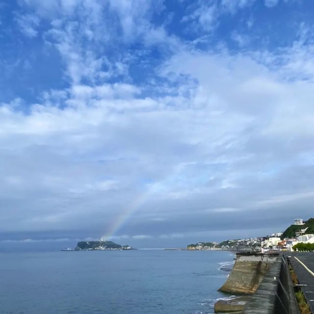 おはようございます！鎌倉市七里ガ浜 さんぽ整骨院です👣 思っていたよりも早く晴れ間が見えた今朝の七里ガ浜。 江の島から虹の橋が🌈綺麗でした✨   本日、10/10祝日ですが診療しています！ 空き僅かですが、ございます！  明日以降も空きございますので、 お気軽にご予約くださいませ。 ⇨@sanpo_7  当日予約はお電話にて承ります！ ☏0467539961  当院は 予約制 のため 不特定多数の方と接触することがありません。 引き続きウイルス対策も怠ることなく診療中です！ お子様連れでのご来院も可能です😊 . 詳しくはホームページをご覧ください💁  #鎌倉応援キャッシュレス #かながわpay どちらもご利用いただけます😑  ーーーーーーその他お知らせーーーーーー 👣LINE公式アカウントよりご相談・ご予約も受付できます！ ぜひご利用ください！ . . 👣当院の受付時間↓ 月火水金土 　→8:00〜20:00 木 　→8:00〜12:00 （日→休診） 【祝日診療します！】. . . 👣前日までのご予約で 20時まで受付が可能です！  #鎌倉 #七里ガ浜 #七里ヶ浜 #さんぽ #kamakura #shichirigahama #enoshima #江の島 #江ノ島 #腰越 #湘南 #134 #整体 #鍼灸 #産前 #産後 #骨盤矯正 #美容鍼 #美容鍼灸 #マッサージ #セルフケア #ハイチャージneo #お子様連れok #キャッシュレス  #今日の空 #今日の海 #虹 #rainbow