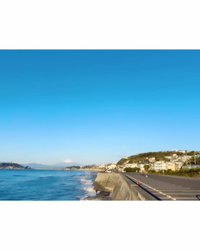 鎌倉市七里ガ浜さんぽ整骨院です👣お休みをいただきましてありがとうございました。本日1/5(月)より通常診療させていただきます。本年もよろしくお願いいたします。今朝は江の島と、壮大な富士山、江ノ電が同時におさめられました📸***************************当日予約はLINEまたはお電話でご予約くださいませ。明日以降のご予約はネット予約やLINEからの予約も承ります！⇨ @sanpo_7当日予約はお電話にてお願い致します。☏0467539961Google Mapからもご予約いただけるようになりました🙇‍♂***************************当院は 予約制 のため、不特定多数の方と接触することがありません。引き続きウイルス対策も怠ることなく診療中です！お子様連れでのご来院も可能です😊.詳しくはホームページをご覧くださいませ💁ーーーーーーその他お知らせーーーーーー👣LINE公式アカウントよりご相談・ご予約も受付できます！ぜひご利用ください！ ..👣当院の受付時間↓月火水金土　→8:00〜20:00木　→8:00〜12:00（日→休診）【祝日診療します！】.. .👣前日までのご予約で20時まで受付が可能です！#今日の海 #今日の富士山 #今日の空 #江ノ電 #enoden鎌倉 七里ガ浜 七里ヶ浜 さんぽ kamakura shichirigahama稲村ガ崎 稲村ヶ崎enoshima 江の島 江ノ島 腰越 湘南 134整体 鍼灸 産前 産後 骨盤矯正 美容鍼 マッサージ セルフケア ハイチャージneo お子様連れok