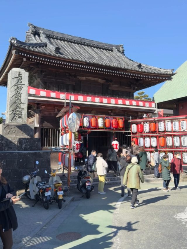 鎌倉市七里ガ浜さんぽ整骨院です👣1月12日(月・祝)診療いたします。***************************当日予約はLINEまたはお電話でご予約くださいませ。明日以降のご予約はネット予約やLINEからの予約も承ります！⇨ @sanpo_7当日予約はお電話にてお願い致します。☏0467539961Google Mapからもご予約いただけるようになりました🙇‍♂***************************当院は 予約制 のため、不特定多数の方と接触することがありません。引き続きウイルス対策も怠ることなく診療中です！お子様連れでのご来院も可能です😊.詳しくはホームページをご覧くださいませ💁ーーーーーーその他お知らせーーーーーー👣LINE公式アカウントよりご相談・ご予約も受付できます！ぜひご利用ください！ ..👣当院の受付時間↓月火水金土　→8:00〜20:00木　→8:00〜12:00（日→休診）【祝日診療します！】.. .👣前日までのご予約で20時まで受付が可能です！#十日戎#本覚寺#日影茶屋鎌倉 七里ガ浜 七里ヶ浜 さんぽ kamakura shichirigahama稲村ガ崎 稲村ヶ崎enoshima 江の島 江ノ島 腰越 湘南 134整体 鍼灸 産前 産後 骨盤矯正 美容鍼 マッサージ セルフケア ハイチャージneo お子様連れok