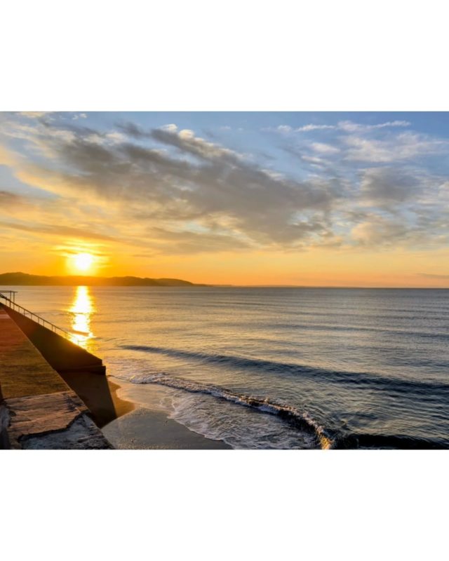おはようございます🌞鎌倉市七里ガ浜さんぽ整骨院です👣朝陽が穏やかで気持ちのいい朝です。1月12日(月・祝)診療いたします。***************************当日予約はLINEまたはお電話でご予約くださいませ。明日以降のご予約はネット予約やLINEからの予約も承ります！⇨ @sanpo_7当日予約はお電話にてお願い致します。☏0467539961Google Mapからもご予約いただけるようになりました🙇‍♂***************************当院は 予約制 のため、不特定多数の方と接触することがありません。引き続きウイルス対策も怠ることなく診療中です！お子様連れでのご来院も可能です😊.詳しくはホームページをご覧くださいませ💁ーーーーーーその他お知らせーーーーーー👣LINE公式アカウントよりご相談・ご予約も受付できます！ぜひご利用ください！ ..👣当院の受付時間↓月火水金土　→8:00〜20:00木　→8:00〜12:00（日→休診）【祝日診療します！】.. .👣前日までのご予約で20時まで受付が可能です！#今日の海 #今日の富士山 #今日の空 #江ノ電 #enoden鎌倉 七里ガ浜 七里ヶ浜 さんぽ kamakura shichirigahama稲村ガ崎 稲村ヶ崎enoshima 江の島 江ノ島 腰越 湘南 134整体 鍼灸 産前 産後 骨盤矯正 美容鍼 マッサージ セルフケア ハイチャージneo お子様連れok