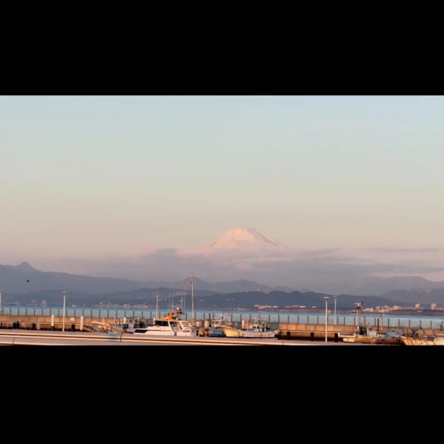 おはようございます🌞鎌倉市七里ガ浜さんぽ整骨院です👣今朝も冷え込みましたね。今日も1日寒そうです。暖かくして過ごしましょう〜***************************当日予約はLINEまたはお電話でご予約くださいませ。明日以降のご予約はネット予約やLINEからの予約も承ります！⇨ @sanpo_7当日予約はお電話にてお願い致します。☏0467539961Google Mapからもご予約いただけるようになりました🙇‍♂***************************当院は 予約制 のため、不特定多数の方と接触することがありません。引き続きウイルス対策も怠ることなく診療中です！お子様連れでのご来院も可能です😊.詳しくはホームページをご覧くださいませ💁ーーーーーーその他お知らせーーーーーー👣LINE公式アカウントよりご相談・ご予約も受付できます！ぜひご利用ください！ ..👣当院の受付時間↓月火水金土　→8:00〜20:00木　→8:00〜12:00（日→休診）【祝日診療します！】.. .👣前日までのご予約で20時まで受付が可能です！#今日の海 #今日の富士山 #今日の空 #今日の朝日 #ノンフィルター鎌倉 七里ガ浜 七里ヶ浜 さんぽ kamakura shichirigahama稲村ガ崎 稲村ヶ崎enoshima 江の島 江ノ島 腰越 湘南 134整体 鍼灸 産前 産後 骨盤矯正 美容鍼 マッサージ セルフケア ハイチャージneo お子様連れok