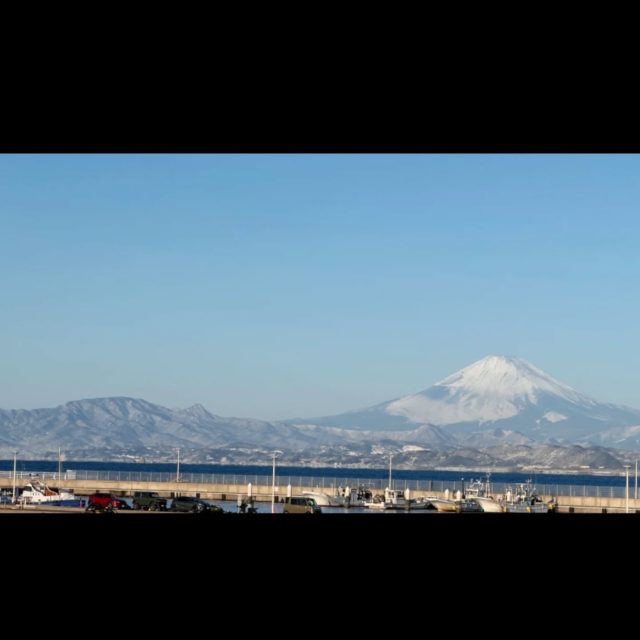 おはようございます🌞鎌倉市七里ガ浜さんぽ整骨院です👣昨日は1日雪が降りましたね🌨️今朝は晴れましたが路面が凍結しているところもありますので皆様お気を付けてお過ごしくださいませ。2/11(水・祝)2/23(月・祝)祝日診療いたします。ご予約くださいませ。***************************当日予約はLINEまたはお電話でご予約くださいませ。明日以降のご予約はネット予約やLINEからの予約も承ります！⇨ @sanpo_7当日予約はお電話にてお願い致します。☏0467539961Google Mapからもご予約いただけるようになりました🙇‍♂***************************当院は 予約制 のため、不特定多数の方と接触することがありません。引き続きウイルス対策も怠ることなく診療中です！お子様連れでのご来院も可能です😊.詳しくはホームページをご覧くださいませ💁ーーーーーーその他お知らせーーーーーー👣LINE公式アカウントよりご相談・ご予約も受付できます！ぜひご利用ください！ ..👣当院の受付時間↓月火水金土　→8:00〜20:00木　→8:00〜12:00（日→休診）【祝日診療します！】.. .👣前日までのご予約で20時まで受付が可能です！#今日の富士山#今日の海#今日の空#mtfuji鎌倉 七里ガ浜 七里ヶ浜 さんぽ kamakura shichirigahama稲村ガ崎 稲村ヶ崎enoshima 江の島 江ノ島 腰越 湘南 134整体 鍼灸 産前 産後 骨盤矯正 美容鍼 マッサージ セルフケア ハイチャージneo お子様連れok