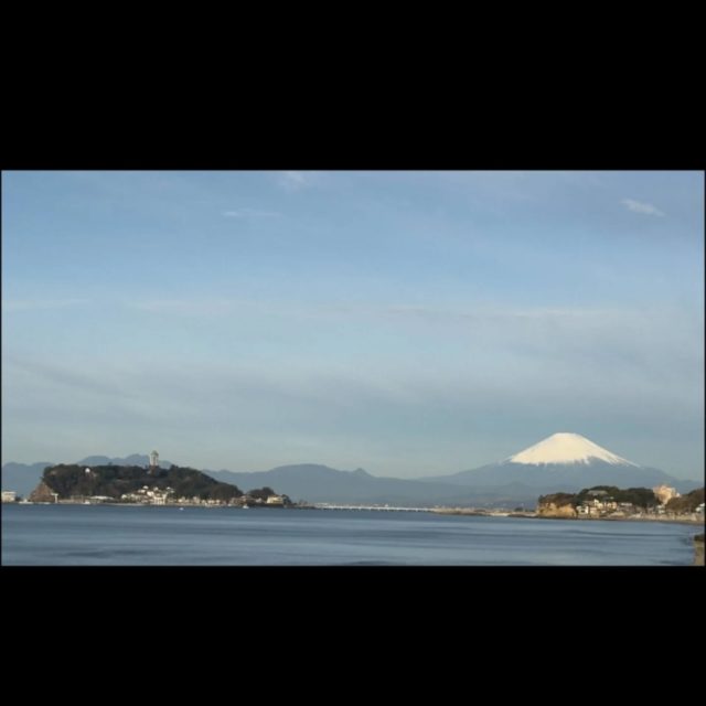 おはようございます🌞鎌倉市七里ガ浜さんぽ整骨院です👣今朝七里ガ浜から見る富士山はまた絶景でした🗻#今日の富士山 #今日の空 #今日の海***************************お問い合わせはお気軽に🗨ネット予約やLINEからの予約も承ります！⇨ @sanpo_7当日予約はお電話にてお願い致します。☏0467539961Google Mapからもご予約いただけるようになりました🙇‍♂***************************当院は 予約制 です！お子様連れでのご来院も可能です😊.詳しくはホームページをご覧くださいませ💁ーーーーーーその他お知らせーーーーーー👣LINE公式アカウントよりご相談・ご予約も受付できます！ぜひご利用ください！ ..👣当院の受付時間↓月火水金土　→8:00〜20:00木　→8:00〜12:00（日→休診）【祝日診療します！】.. .👣前日までのご予約で20時まで受付が可能です！#鎌倉 #七里ガ浜 七里ヶ浜 さんぽ kamakura shichirigahamaenoshima 江の島 江ノ島 腰越 湘南 134整体 鍼灸 産前 産後 骨盤矯正 美容鍼 美容鍼灸 マッサージ セルフケア ハイチャージneo お子様連れok キャッシュレス